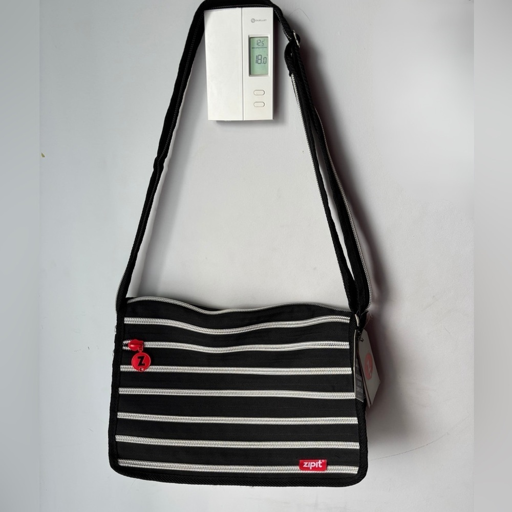 ZipIt Messenger Bag Silver and Black 11”x14” with adjustable strap NWT zipper